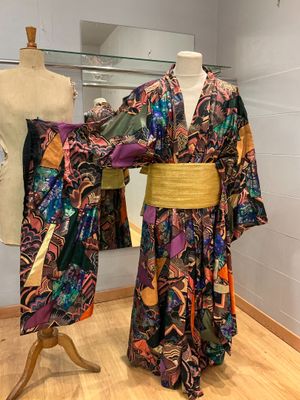 deux kimonos colorés exposés dans une pièce avec un mannequin