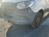 une camionnette argentée garée sur le bord de la route