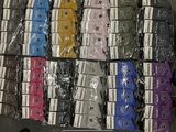 de nombreuses paires de chaussettes exposées dans une boîte