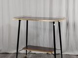une photo d'une table d'appoint sur laquelle se trouve une étagère