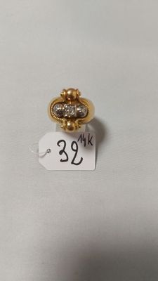 Gros plan sur une bague en or ornée d'un diamant
