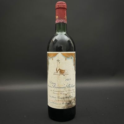 gros plan d'une bouteille de vin sur une table