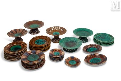plusieurs assiettes et bols posés sur une table
