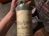une personne tenant une bouteille de vin à la main