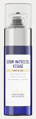 un gros plan d'un flacon de sérum sur fond blanc