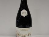 gros plan d'une bouteille de vin sur une table