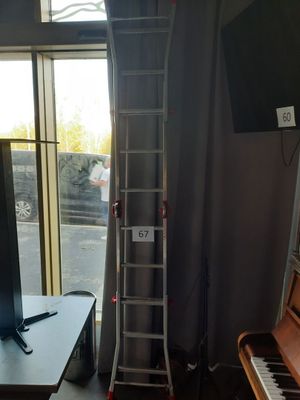 une photo d'un salon avec un piano et une télévision
