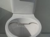 des toilettes blanches sur le couvercle desquelles est collé un autocollant