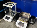 une photo d'une balance et d'une balance posée sur un comptoir