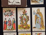 neuf cartes de tarot différentes posées sur une table noire