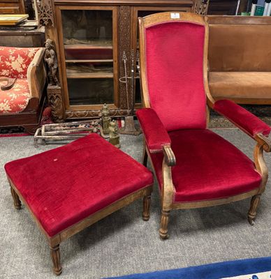 un fauteuil rouge et un pouf rouge dans une pièce