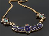 un collier en or orné d'ailes en émail bleu et vert