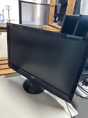 un écran d'ordinateur posé sur un bureau