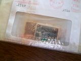 une lettre contenant un timbre, posée sur une table