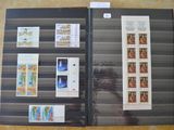 la photo d'un livre avec des timbres