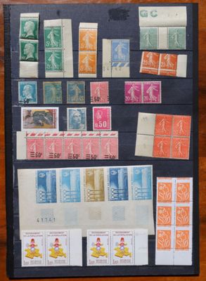 une photo d'une collection de timbres sur une table
