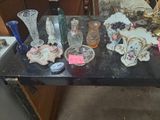 une table sur laquelle se trouvent de nombreux objets en verre