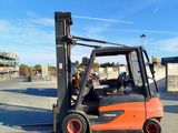 a forklift truck that is parked in the parking lot