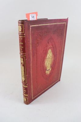 un livre rouge orné d'un motif doré