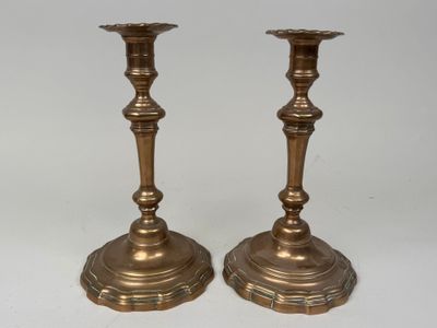 paire de chandeliers anciens en laiton sur fond blanc