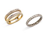 deux bagues en or serties de diamants blancs sur fond blanc
