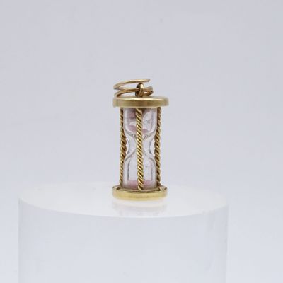 une image représentant une bague en or sertie d'une pierre rose