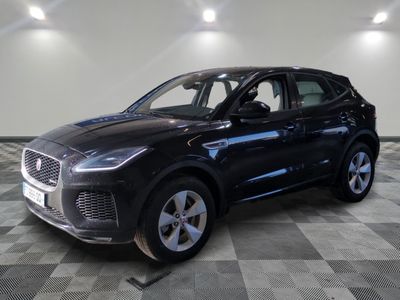 le 4x4 noir est garé sur le sol en damier d'un garage