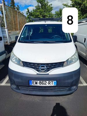 une camionnette blanche garée sur un parking, portant le numéro 8