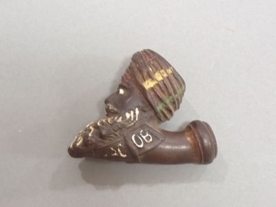 une petite pipe posée sur une table