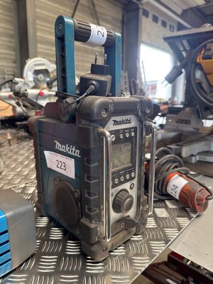 a radio that is sitting on top of a table