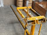 une table placée au milieu d'une pièce