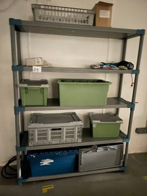 une étagère sur laquelle sont posés tout un tas d'appareils électroniques