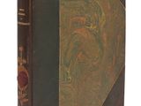 un vieux livre à la couverture brune posé sur une surface blanche