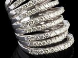 une image d'une bague en diamant sur une surface noire