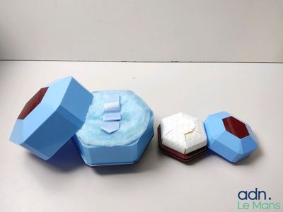 un cupcake garni de guimauves et une boîte de guimauves posés sur une table