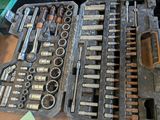 de nombreux outils différents posés sur une table