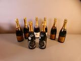 plusieurs bouteilles de champagne sont alignées sur une table