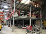 un grand bâtiment qui comporte de nombreuses étagères