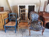plusieurs chaises et une commode dans une pièce