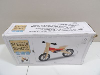 une moto en bois dans la boîte posée sur la table