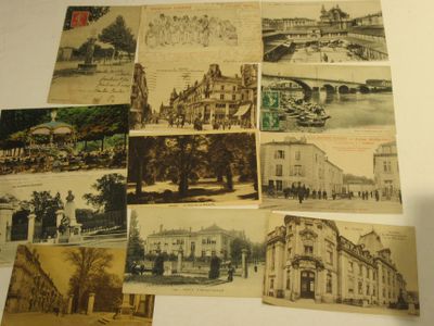 de nombreuses cartes postales anciennes représentant des bâtiments d'époque sur la table