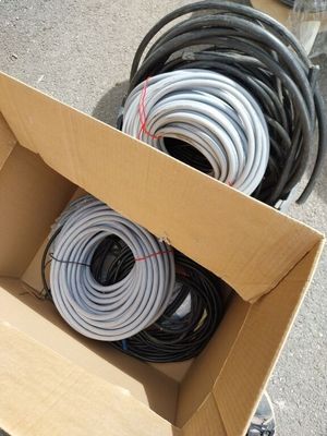 une boîte en carton contenant tout un tas de tuyaux