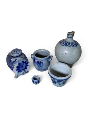 un ensemble de vases bleus et blancs posés sur une surface blanche