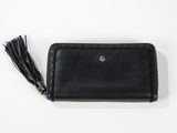 un portefeuille en cuir noir orné d'un pompon sur un fond blanc