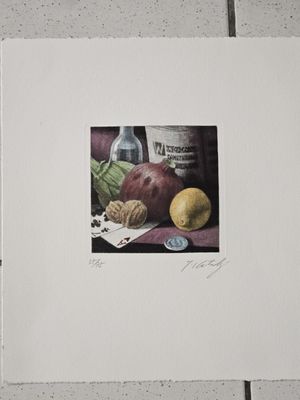 une photo représentant une nature morte composée de fruits et de légumes posés sur une table