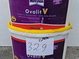 quelques seaux de peinture posés sur un sol en béton