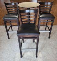 Une table mange-debout mélaminé bois plaqué métallique