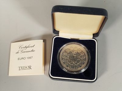 une image représentant une pièce d'argent dans une boîte accompagnée d'une carte