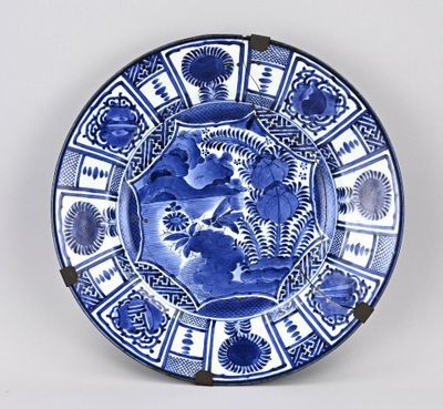 une assiette bleue et blanche sur laquelle est représenté un lion