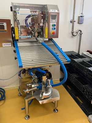 une machine posée sur une table dans une pièce